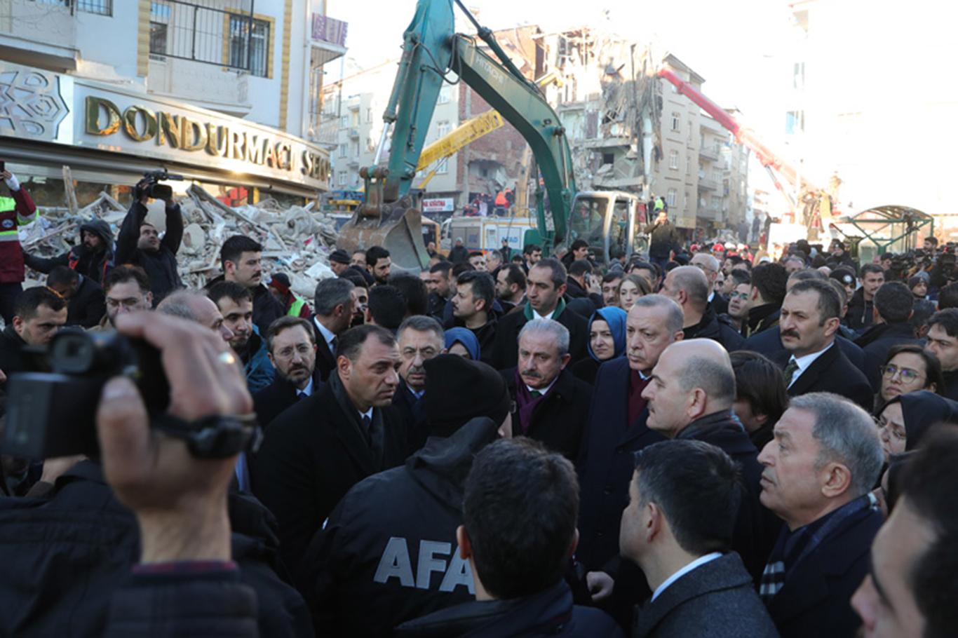 Cumhurbaşkanı Erdoğan, deprem bölgesinde incelemelerde bulundu Cumhurbaşkanı Erdoğan, deprem bölgesinde incelemelerde bulundu